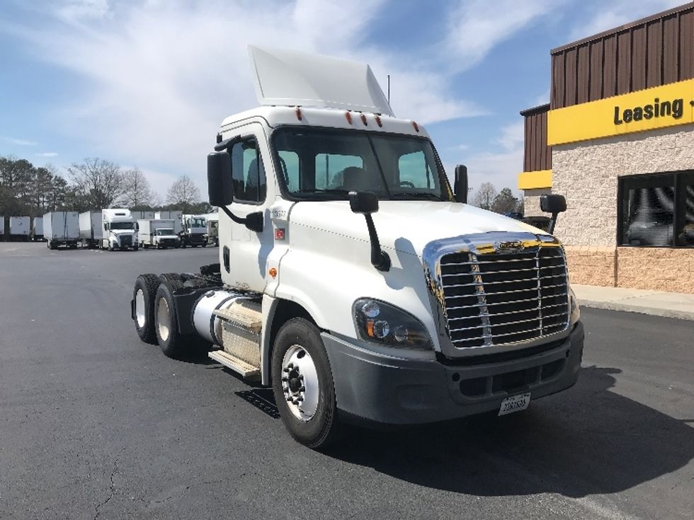 2015 Freightliner Cascadia 12564ST Day Cab Tractor