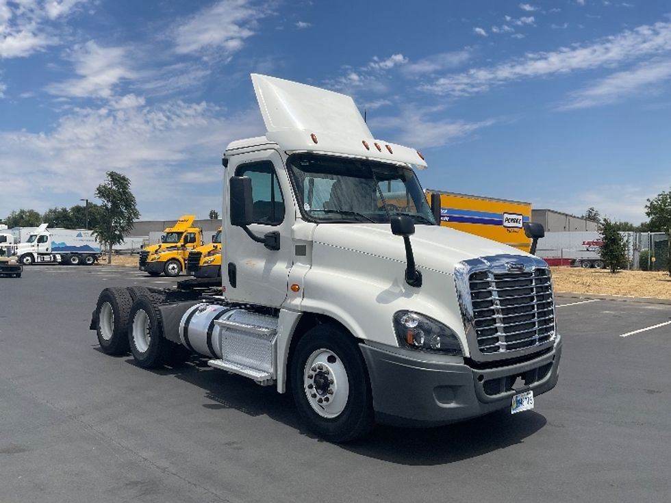 2016 Freightliner Cascadia 12564st Day Cab Tractor