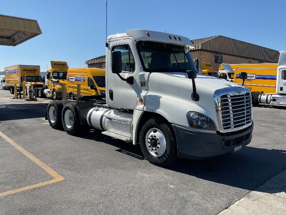 2017 Freightliner Cascadia 12564ST Day Cab Tractor