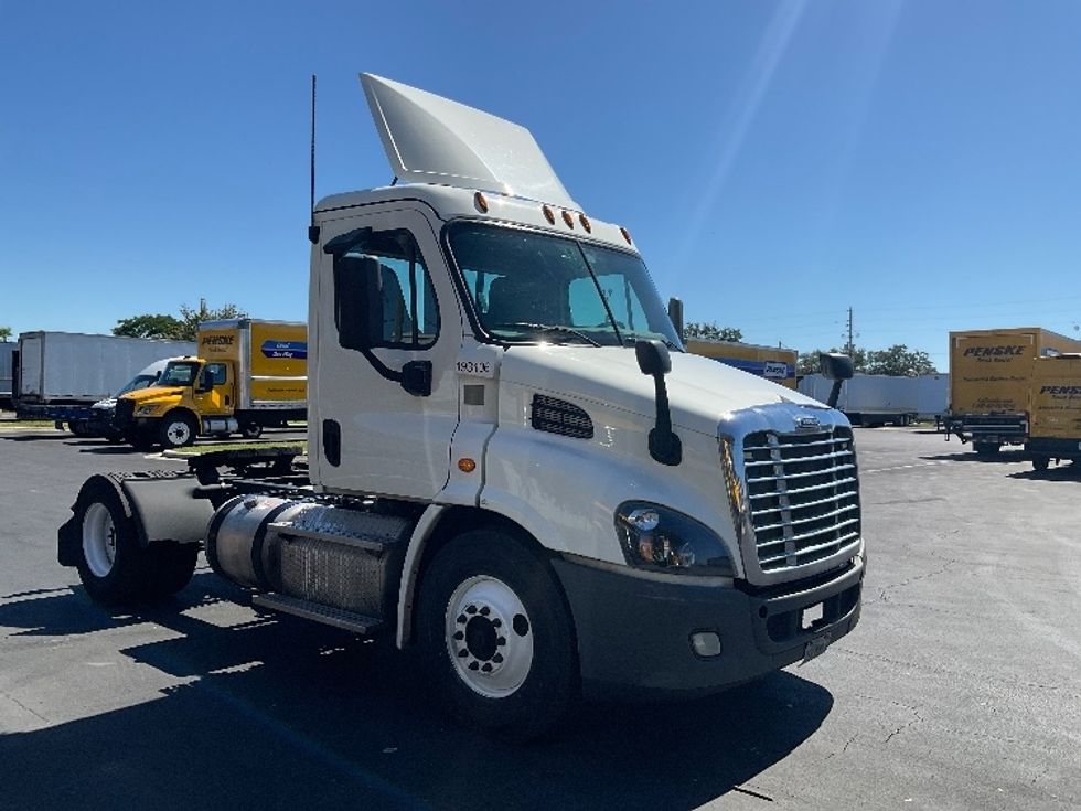 2018 Freightliner Cascadia 11342ST Day Cab Tractor