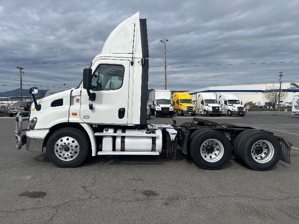 2018 Freightliner Cascadia 11364ST Day Cab Tractor