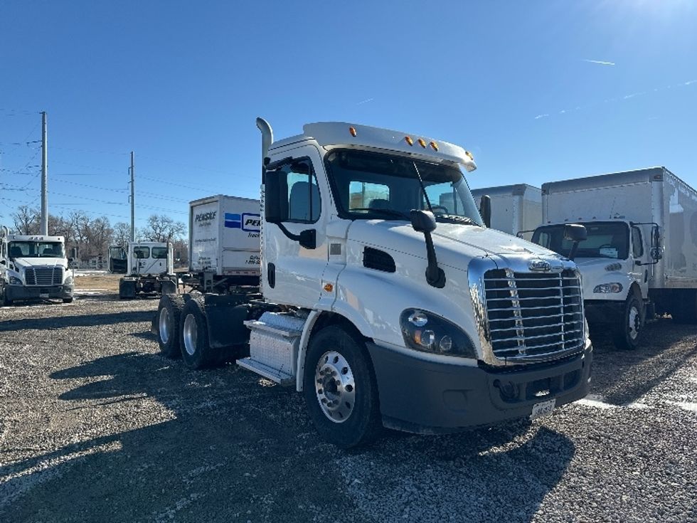 2018 Freightliner Cascadia 11364ST Day Cab Tractor