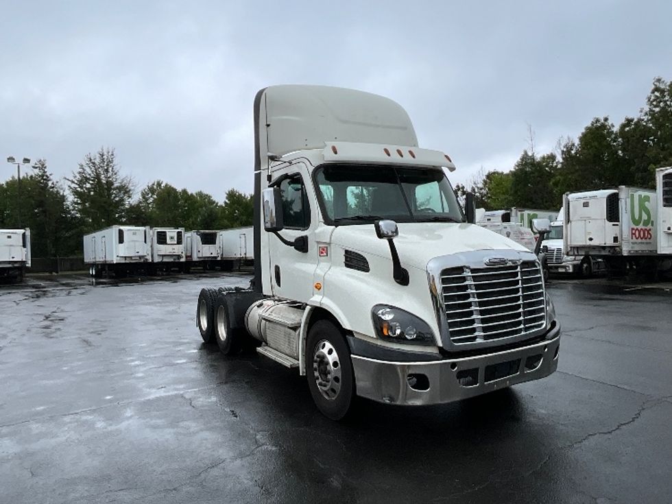 2018 Freightliner Cascadia 11364ST Day Cab Tractor