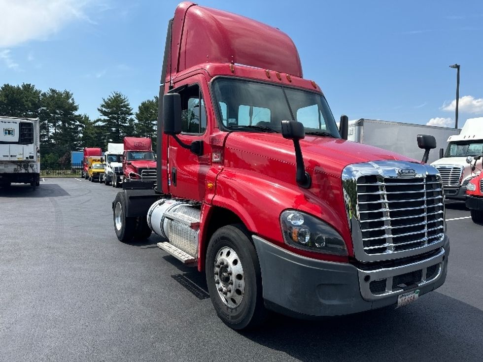 2018 Freightliner Cascadia 12542ST Day Cab Tractor