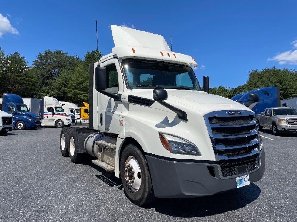 2018 Freightliner T12664ST Day Cab Tractor