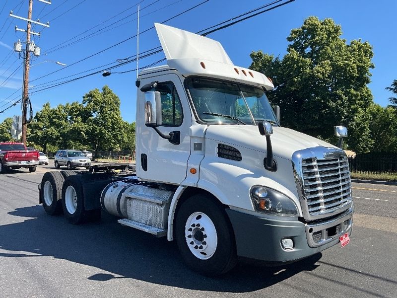 2019 Freightliner Cascadia 11364ST Day Cab Tractor