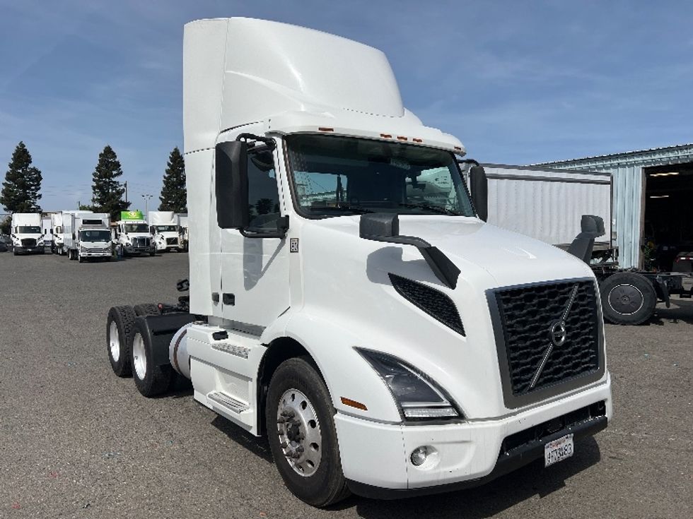 Used Volvo Day Cab Trucks for Sale in CA - Penske Used Trucks