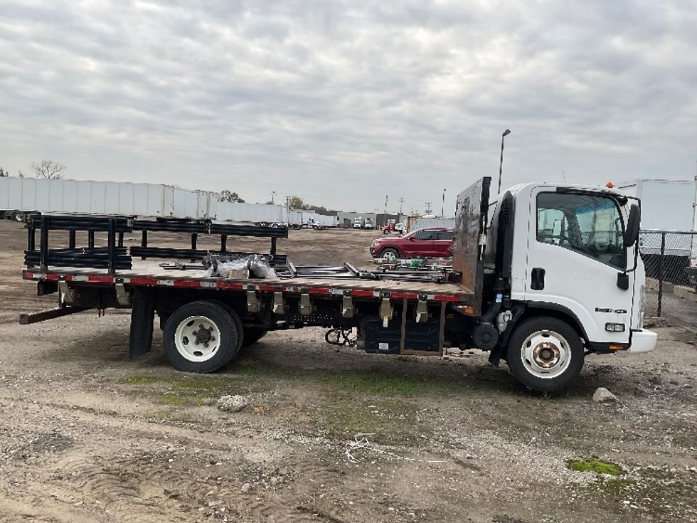 2019 Isuzu NRR Flatbed Truck