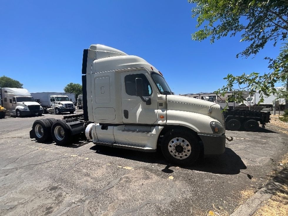 2015 Freightliner Cascadia 12564ST Sleeper Tractor