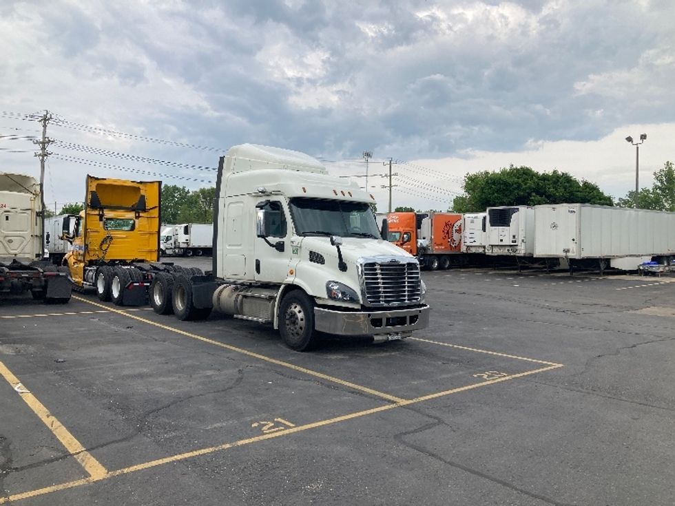 2018 Freightliner Cascadia 11364ST Sleeper Tractor