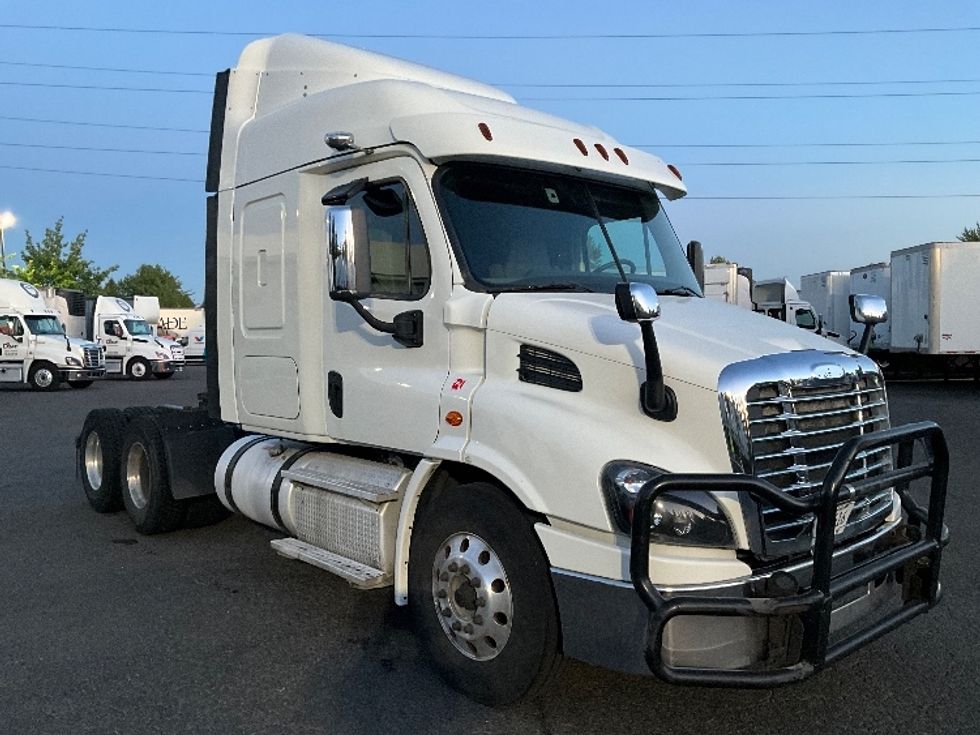 2018 Freightliner Cascadia 11364ST Sleeper Tractor