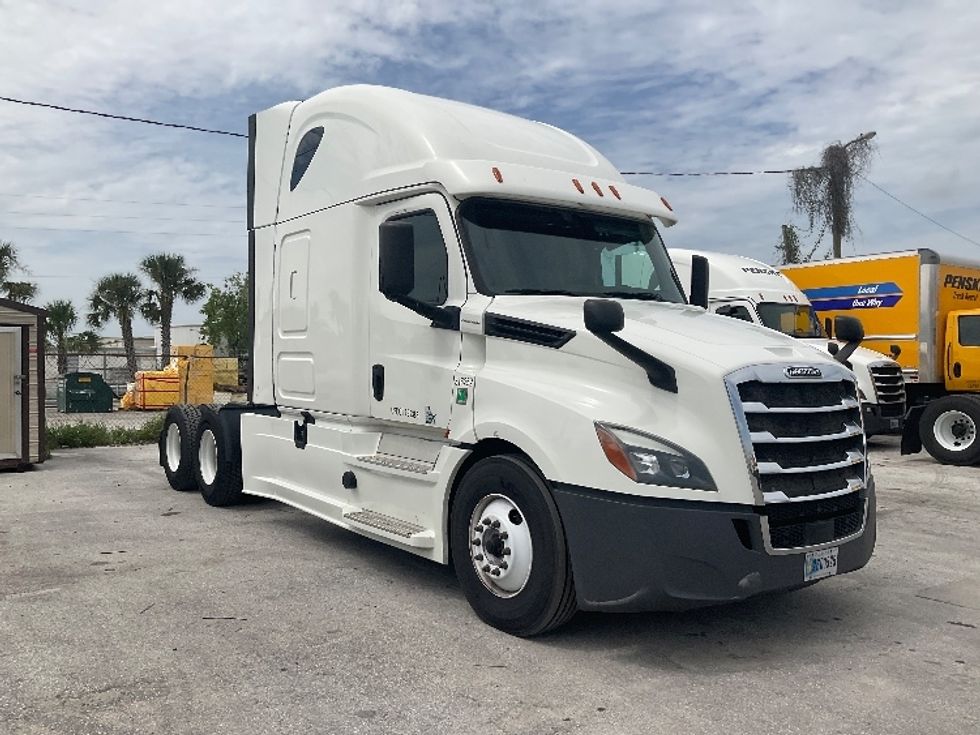 2018 Freightliner T12664ST Sleeper Tractor