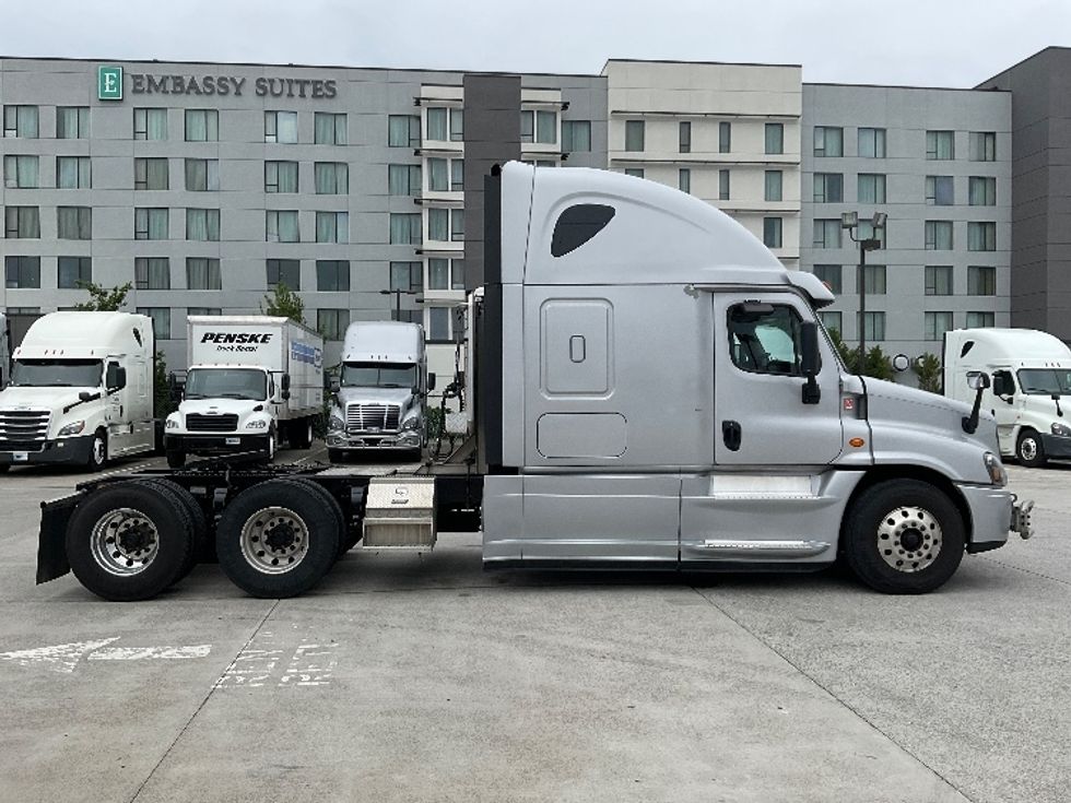 2020 Freightliner Cascadia 12564ST Sleeper Tractor