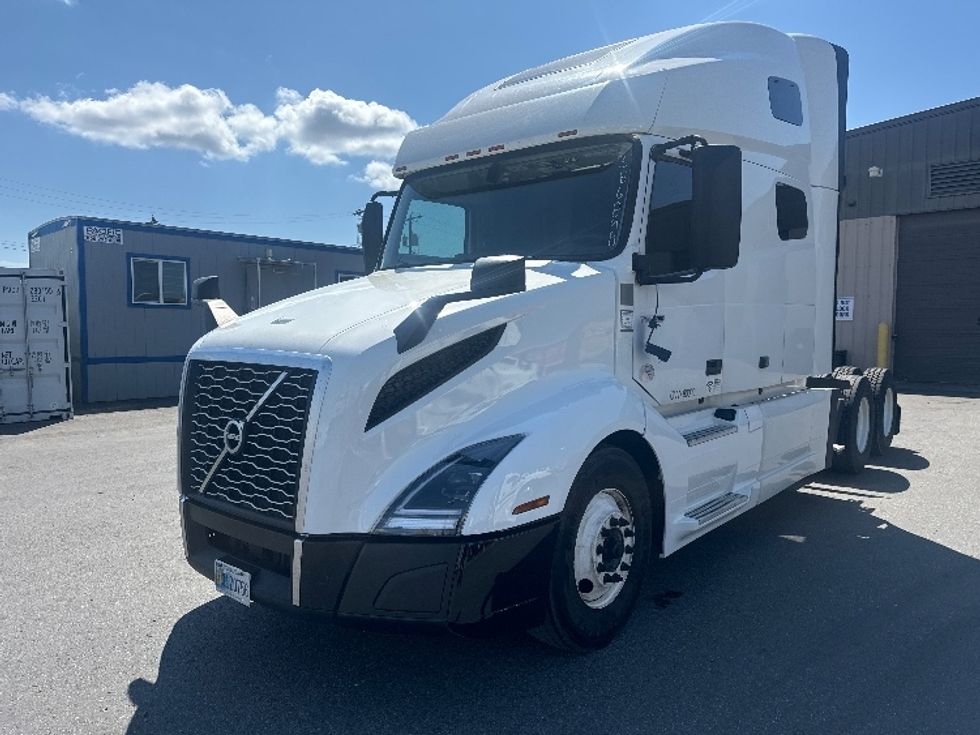 2022 Volvo VNL64760 Sleeper Tractor