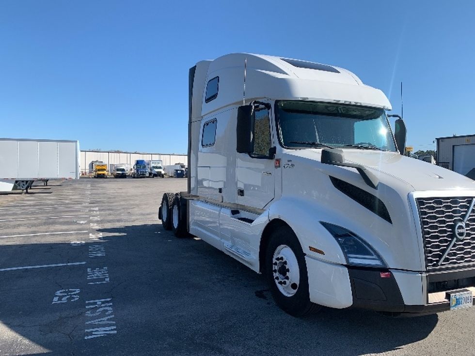 2022 Volvo VNL64860 Sleeper Tractor